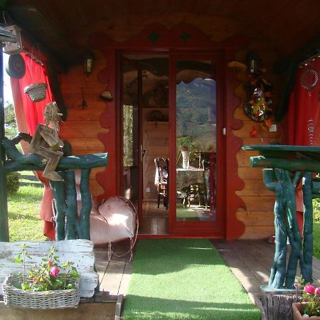 Les Patins A Roulottes Villa Yenne Екстериор снимка